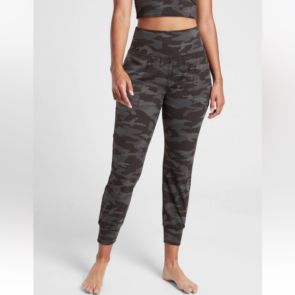 Athleta SALUTATION JOGGER in black camo